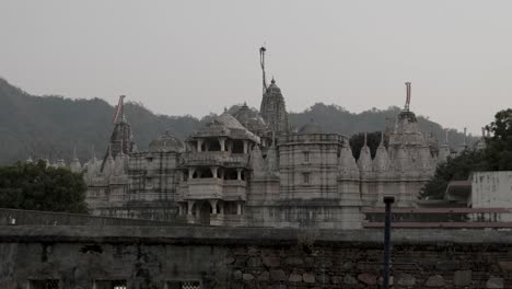 Antike,-Einzigartige-Tempelarchitektur-Mit-Hellem-Himmel-Am-Tag-Aus-Verschiedenen-Blickwinkeln.-Das-Video-Wurde-Im-Ranakpur-Jain-Tempel-In-Rajasthan,-Indien-Aufgenommen.