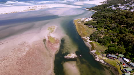 Drohnenflug-über-Vogelschwarm-Und-Boot-An-Der-Mündung-Des-Klein-River-In-Hermanus