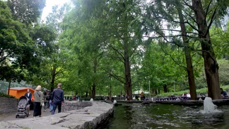 Canary-Wharf,-London:-Ein-Park-Mit-Einem-Kleinen-Wasserfall-In-Canary-Wharf,-Der-Einen-Ruhigen-Rückzugsort-Inmitten-Der-Stadtlandschaft-Bietet