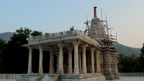 Restauración-De-La-Arquitectura-Del-Antiguo-Templo-único-Con-Cielo-Brillante-Durante-El-Día