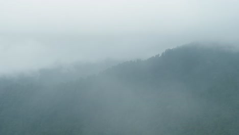 Lapso-De-Tiempo-De-Nubes-Sobre-El-Bosque-De-Montañas-En-Nepal,-Timelapse-Del-Himalaya-De-Nubes-Rodando-Rápidamente-Sobre-El-Paisaje-De-árboles-De-La-Selva-Tropical-En-El-Paisaje-De-Las-Montañas-Del-Himalaya-En-La-Región-De-Trekking-De-Annapurna