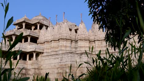 Antike,-Einzigartige-Tempelarchitektur-Mit-Strahlend-Blauem-Himmel-Am-Tag-Aus-Verschiedenen-Blickwinkeln.-Das-Video-Wurde-Im-Ranakpur-Jain-Tempel-In-Rajasthan,-Indien-Aufgenommen.