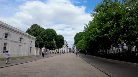 Greenwich,-Londres:-Paseando-Por-King-William-Court-En-La-Universidad-De-Greenwich,-Disfrutando-De-La-Majestuosa-Arquitectura-Y-El-Ambiente-Histórico.