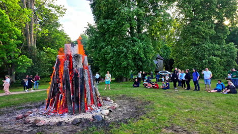 Una-Gran-Hoguera-Arde-Intensamente-Durante-Una-Celebración-De-Verano-En-Rocca-Al-Mare,-Tallin.