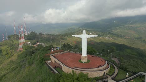 Vista-Aérea-Del-Monumento-A-Cristo-Rey.-Muñeca-Adelante