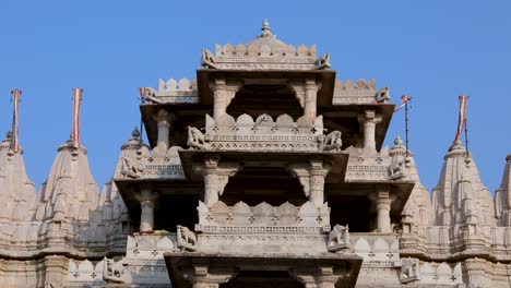 La-Antigua-Arquitectura-única-Del-Templo-Con-Un-Cielo-Azul-Brillante-Durante-El-Día-Desde-Diferentes-ángulos-Se-Toma-Un-Video-En-El-Templo-Jainista-De-Ranakpur,-Rajasthan,-India.