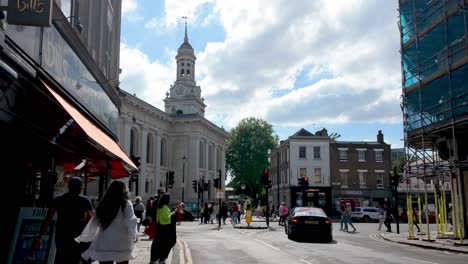 Greenwich,-Londres:-En-Las-Calles-De-Greenwich,-Repletas-De-Tiendas,-Restaurantes-Y-Tráfico.