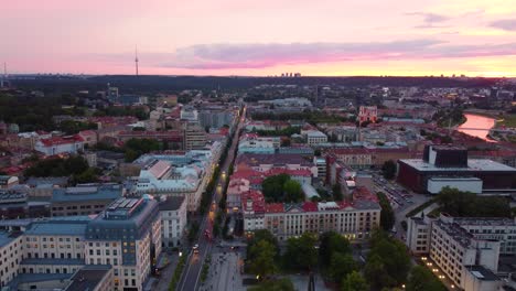 Luftdrohnenansicht-Der-Altstadt-Von-Vilnius,-Litauen-Bei-Nacht-Mit-Wunderschönem-Himmel-Im-Hintergrund