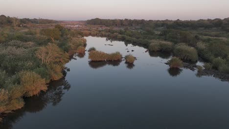 Komati-Fluss-Zur-Goldenen-Stunde-Am-Frühen-Morgen,-Luftaufnahme