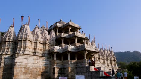 Antike,-Einzigartige-Tempelarchitektur-Mit-Strahlend-Blauem-Himmel-Am-Tag-Aus-Einem-Anderen-Blickwinkel.-Das-Video-Wurde-Am-23.-November-2023-Im-Ranakpur-Jain-Tempel-In-Rajasthan,-Indien,-Aufgenommen