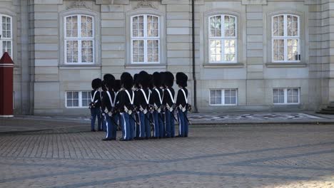 Cambio-De-Guardia-En-El-Palacio-De-Amalienborg,-Copenhague,-Frente-Al-Edificio-Antiguo