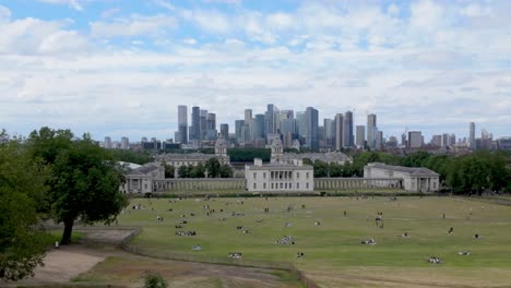 Greenwich,-Londres:-Greenwich-Park-Con-El-Horizonte-De-Canary-Wharf-Al-Fondo,-Un-Sorprendente-Contraste-Entre-La-Exuberante-Vegetación-Y-Los-Modernos-Rascacielos