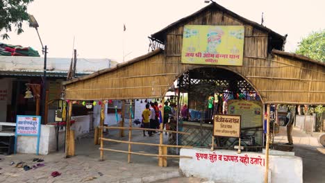 El-Video-Del-Templo-Hindú-Del-Dios-De-La-Bicicleta-Sagrada-Om-Banna-Desde-Un-ángulo-Plano-Desde-Un-ángulo-Plano-Se-Tomó-En-Shri-Om-Banna-Y-Bala-Baba-Jodhpur-Rajasthan-India-El-23-De-Noviembre-De-2023