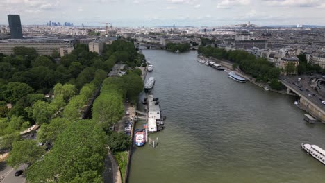 Batobus-Station-along-Seine-River,-Jardin-des-plantes,-Paris-in-France