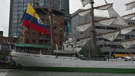 Arc-Gloria-Llega-A-Canary-Wharf-Antes-De-Ir-Al-Tower-Bridge,-Londres,-Reino-Unido