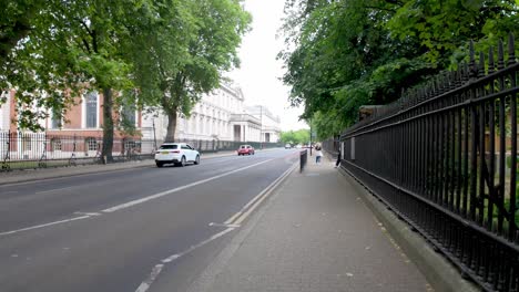 Greenwich,-Londres:-Calle-Principal-De-Greenwich,-Repleta-De-Actividad,-Tiendas-Vibrantes-Y-Cafés-Encantadores.