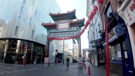 London,-Großbritannien:-Ein-Blick-Auf-Das-Eingangstor-Von-Chinatown-Mit-Seinen-Lebendigen-Farben-Und-Seinem-Komplizierten-Design