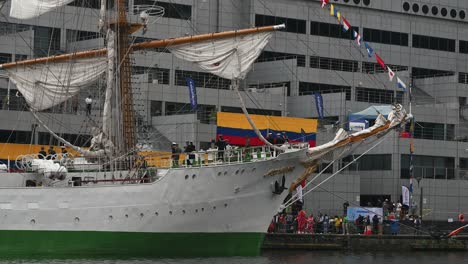 Kolumbianische-Flagge-Hinter-Dem-Marine-Segelschiff-Arc-Gloria-In-Canary-Wharf,-London,-Großbritannien