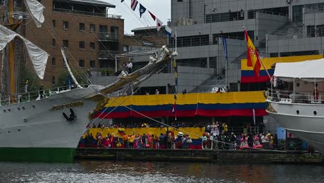 Arco-Gloria-Colombiano-Junto-Al-Español-Juan-Sebastián-De-Elcano-En-Canary-Wharf,-Londres,-Reino-Unido