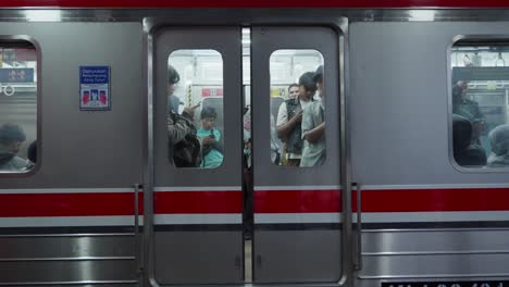 Pendler-Stehen-Und-Telefonieren-In-Einem-Zug-Am-Bahnhof-Rawa-Buntu-In-Tangerang-Selatan