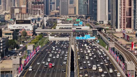 Drohnenaufnahme-Des-Verkehrs-Auf-Der-Sheikh-Zayed-Road-Mit-Blick-Auf-Die-Wolkenkratzer-In-Der-Skyline-Von-Dubai