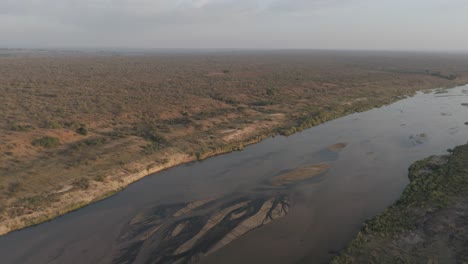 Drehende-Luftaufnahme-Des-Crocodile-River-Im-Krüger-Nationalpark,-Kurz-Nach-Sonnenaufgang