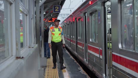 Ein-Sicherheitsbeamter-Läuft-Auf-Einem-Bahnsteig-Am-Bahnhof-Sudimara-In-Tangerang-Selatan