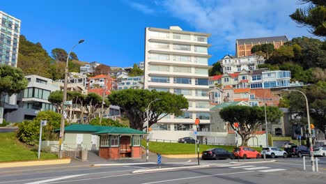 Street-view-of-houses-and-apartment-properties-on-Oriental-Parade-overlooking-harbour-in-Wellington,-New-Zealand-Aotearoa