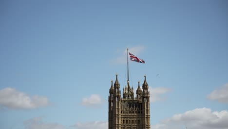 Union-Jack-Flagge-Flattert-An-Einem-Sonnigen-Tag-Mit-Weißen-Wolken-über-Dem-Victoria-Tower-Im-Palace-Of-Westminster