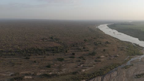 Descenso-Lento-Hacia-El-Río-Crocodile-En-El-Parque-Kruger-De-Sudáfrica-Temprano-En-La-Mañana,-Empuje-Aéreo