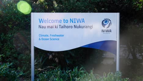 Zeichen-Für-Niwa-Klima,-Süßwasser-Und-Ozean-Wissenschaft-In-Wellington,-Neuseeland-Aotearoa