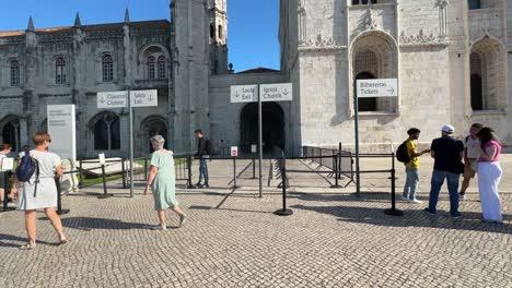 Tourists-waiting-outside-the-Mosteiro-dos-Jerónimos-in-Belem,-Lisbon,-Portugal