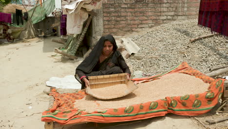 Mujer-Tamizando-Granos-En-La-India-Rural