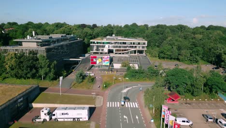 Las-Imágenes-Capturan-El-Exterior-Del-Edificio-De-Medios-De-Radiodifusión-Pública-Bnnvara,-Vpro,-Human-Y-Ntr-En-El-Parque-De-Medios-Holandés,-Destacando-Su-Arquitectura-Moderna-Y-Sus-Logotipos-Prominentes.