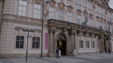 Vista-Panorámica-De-Una-Bulliciosa-Plaza-De-Praga-Con-Edificios-Históricos-Y-Peatones.