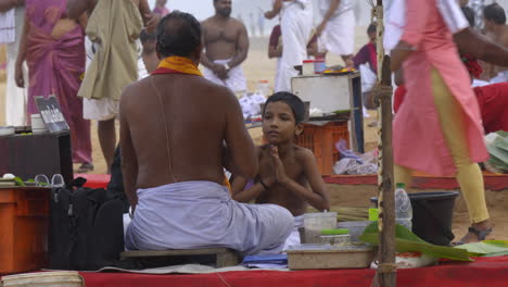 La-Gente-Realiza-El-&#39;bali-Tharpanam&#39;,-Un-Ritual-Religioso-Para-Sus-Antepasados-Fallecidos-En-El-Día-Sin-Luna-En-La-Playa-De-Papanasam,-Varkala,-Kerala,-India.