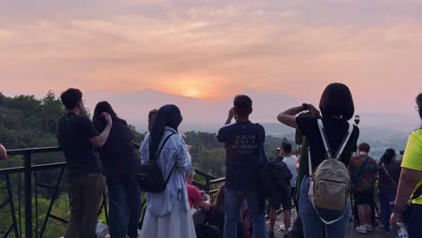 Touristen-Sind-An-Der-Touristenattraktion-Punthuk-Setumbu-Mit-Einem-Wunderschönen-Sonnenaufgang-Im-Hintergrund