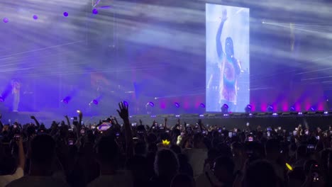 Tinie-Tempah-singing-to-live-crowd-in-Constanta,-Romania-Neversea-music-festival