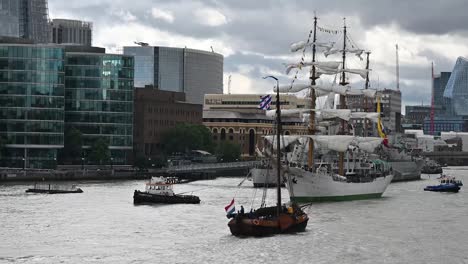 Arc-Gloria-Segelt-Vorbei-An-HMS-Belfast,-London,-Großbritannien