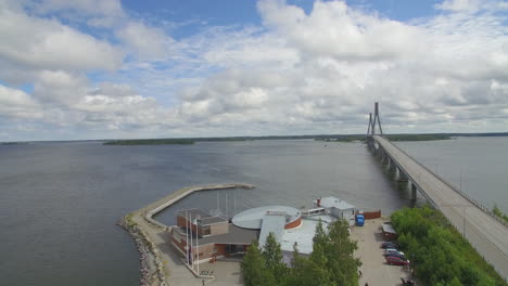 Drohne-Steigt-Und-Sinkt-An-Der-Replot-Brücke-Von-Raippaluoto