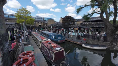 Leute-Hängen-An-Essensständen-Im-Camden-Market-Herum