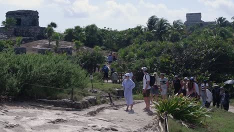 Touristen-Erkunden-Die-Maya-Ruinen-Von-Tulum-An-Einem-Windigen,-Warmen-Tag-In-Mexiko