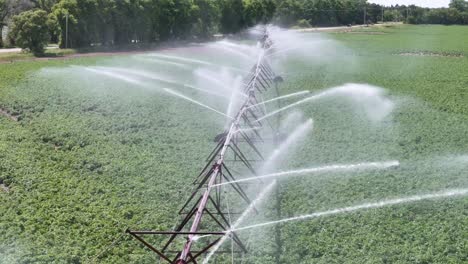 Ein-Acker-Im-Zentrum-Von-Wisconsin-Wird-Mit-Einer-Sprinkleranlage-Bewässert