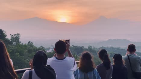 Los-Visitantes-Capturan-La-Vista-Del-Amanecer-En-Punthuk-Setumbu-Usando-Teléfonos-Inteligentes.