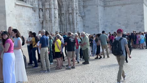 Tourists-wait-patiently-in-a-long-queue-to-enter-the-Mosteiro-dos-Jerónimos-in-Belem,-Lisbon,-Portugal