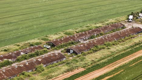 Alter-Militärstützpunkt,-Verlassene-Leere-Gebäude-Des-Historischen-Flugplatzes,-Luftaufnahme