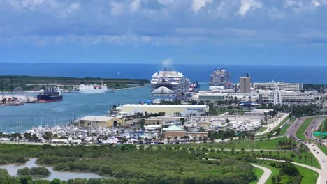 Luftaufnahme-Des-Hafens-Von-Cape-Canaveral-Mit-Anlegendem-Kreuzfahrtschiff