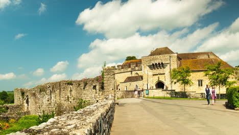 Hyperlapse-of-entrance-to-Leeds-Castle-on-a-sunny-summer-day,-in-Kent,-England,-UK