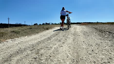 Radfahren-Auf-Einer-Schotterstraße-Auf-Der-Krim,-Russland