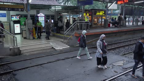 Viajeros-Caminando-En-El-Andén-De-La-Estación-De-Tren-Rawa-Buntu-En-Tangerang-Selatan-Por-La-Mañana